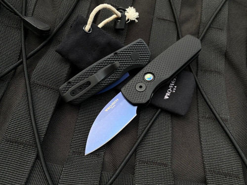 Pro-Tech Runt 5 Textured Black Aluminum Body w/ Abalone Button and Magnacut Blue Sapphire Blade (1.9”) R5306-SB