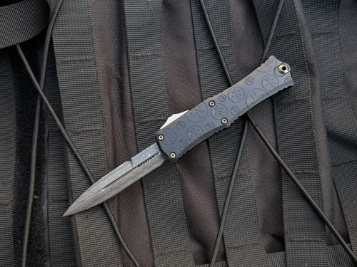 CONSIGNMENT Microtech Hera II Mini Bayonet Signature Series Claw Burst Deep Engraved Black Aluminum Body w/ Damascus Plain Edge Blade (2.875") S/N 115 1701M-16CBS