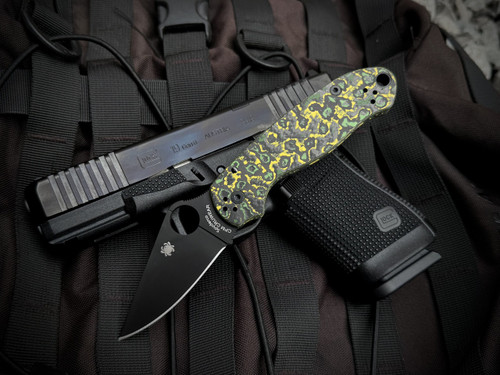 PRE-OWNED Spyderco Para 3 Folder Toxic Storm Fat Carbon Scales w/ CruWear DLC Plain Edge Blade (2.95") C223CFTSBKP