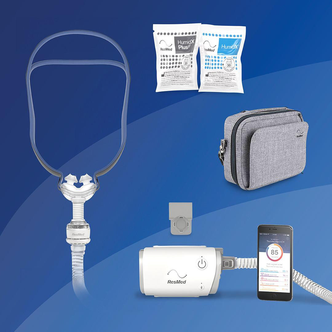 Resmed AirMini - P10 Starter kit, including a nasal mask, humidX Plus and HumidX water chambers, a carrying case, a control unit with a connected smartphone displaying sleep data, and a filter.