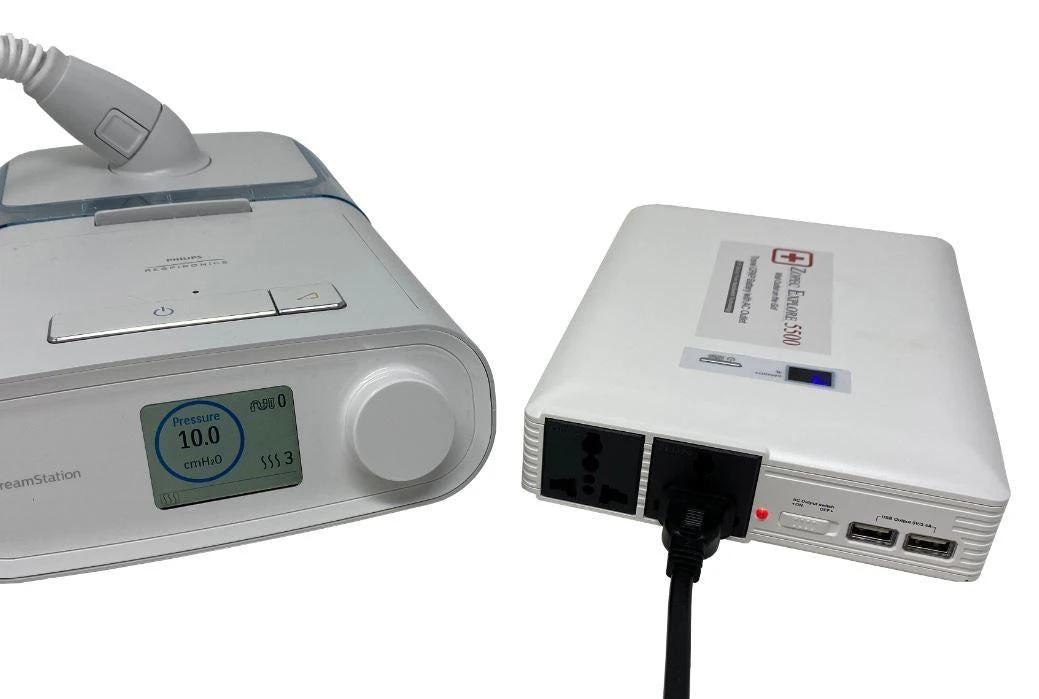 Zopec Explore 5500, medical equipment with digital display and connected devices for oxygen therapy.