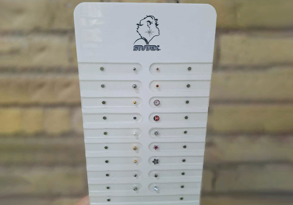 Puesta de pendientes  en Farmacia Porta de la mar, en Valencia