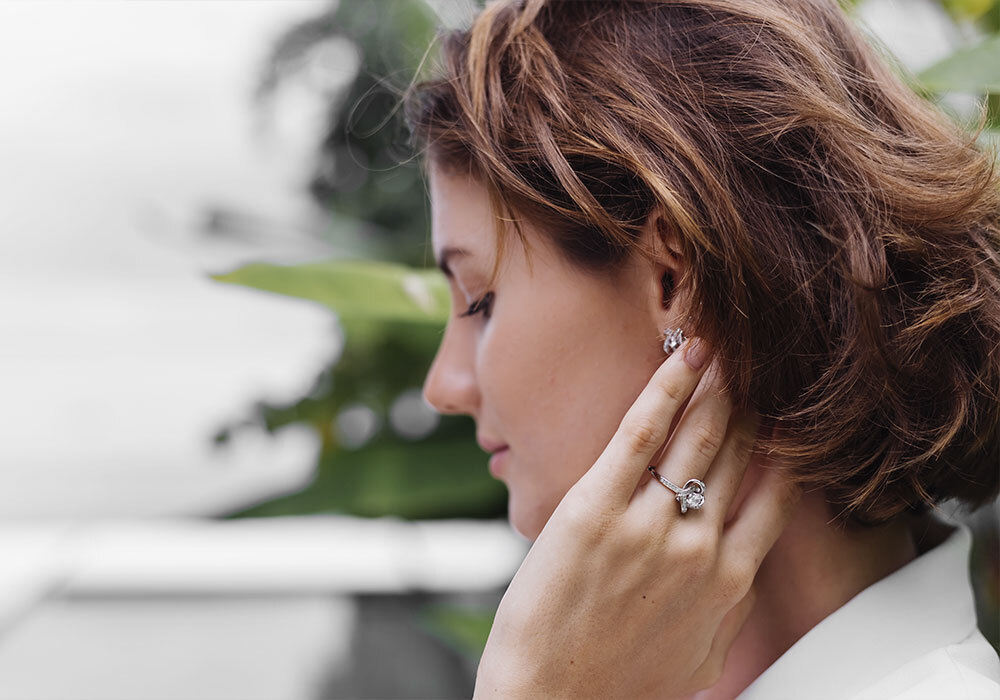 Puesta de pendientes en Farmacia Porta de la mar, en Valencia