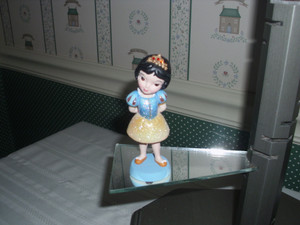 DISNEY SHOWCASE GROWING UP FIGURINE- SNOW WHITE-NEW IN BOX