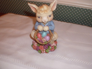 JIM SHORE 2018-PINT SIZED EASTER FIGURINE-BUNNY WITH BASKET-NEW IN BOX