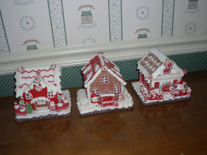 KURT ADLER 5.6" H BATTERY OPERATED RED/WHITE ICING LED GINGERBREAD HOUSE SET.NEW IN BOX