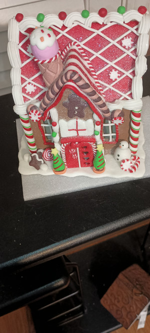 KURT ADLER 8' BATTERY OPERATED GINGERBREAD HOUSE WITH GREEN/RED ACCENTS-NEW.