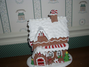 KURT ADLER 9"H BATTERY OPERATED LED CANDY GINGERBREAD HOUSE TABLETOP-NEW IN BOX.