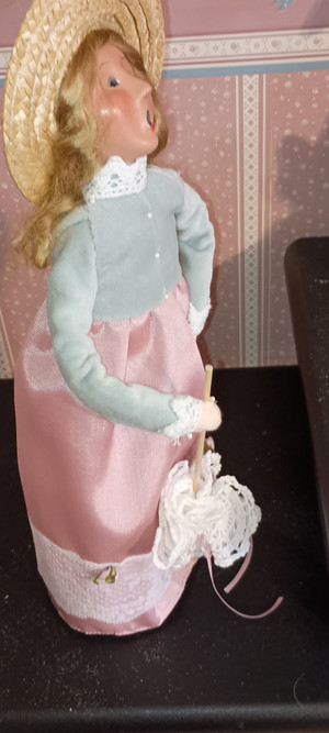 BYERS CHOICE 2022 CAROLER-SPRING LADY-NEW