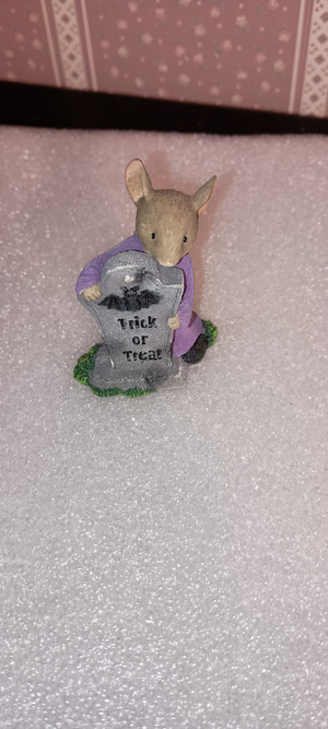 2022-TAILS WITH HEART-HALLOWEEN FIGURINE-HIDE & SCREAM-NEW IN BOX