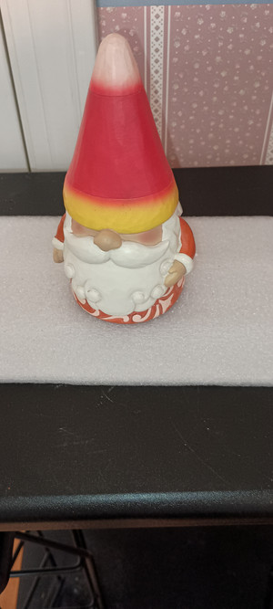 JIM SHORE-HALLOWEEN- CANDY CORN GNOME FIGURE-NEW