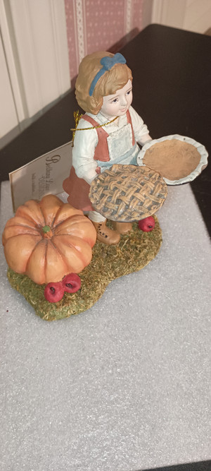 BETHANY LOWE-2024 THANKSGIVING FIGURINE-PATTY PIE MAKER-NEW