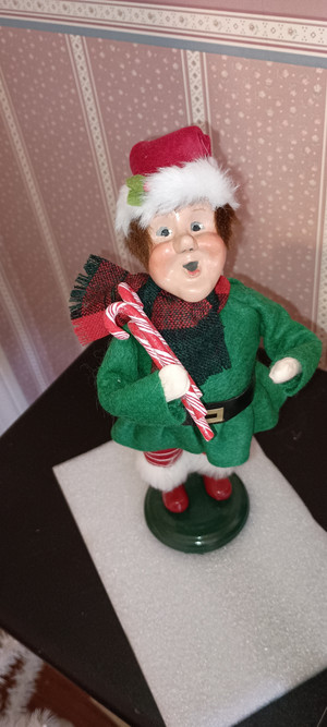 BYERS CHOICE CAROLER-ELF WITH CANDY CANE-NEW-2022