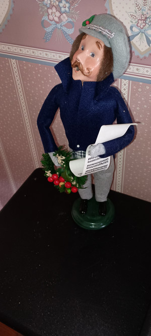 BYERS CHOICE CAROLER-YARDLEY FAMILY MAN-NEW-2022