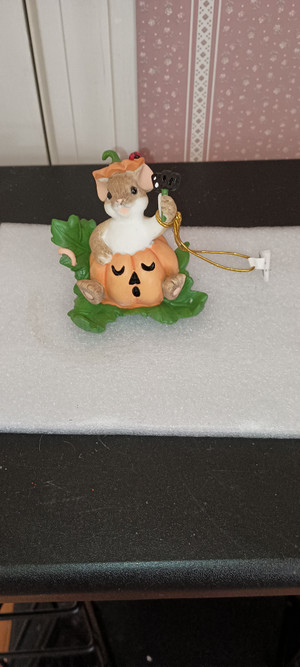 CHARMING TAILS-2019 HALLOWEEN FIGURINE- YOU'RE A "BOO"TIFUL SURPRISE-NEW IN BOX.