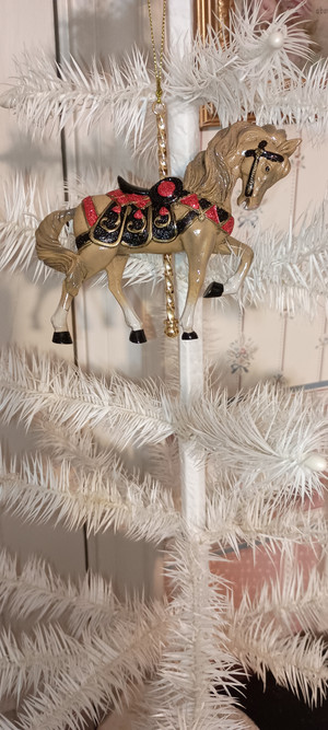 KURT ADLER-2025 GOLDEN BROWN CAROUSEL HORSE WITH BLACK SADDLE -NEW