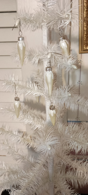 BETHANY LOWE- 2022 WHITE MINI ICICLE ORNAMENTS-NEW IN BOX