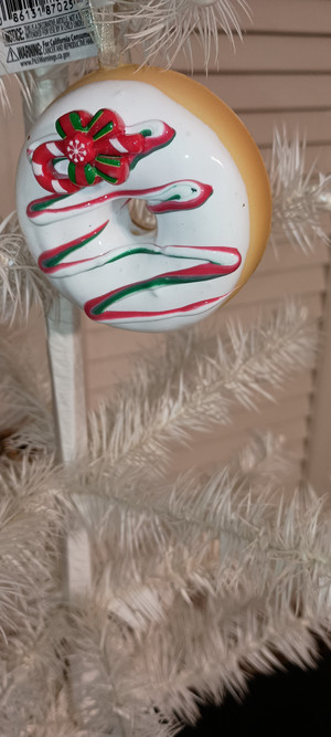 KURT ADLER-2025-DECORATED CHRISTMAS DONUT ORNAMENT-CANDY CANE WITH WHITE ICING-NEW