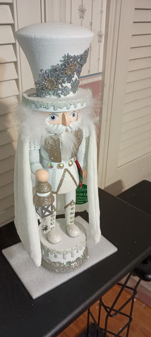 KURT ADLER HOLLYWOOD WHITE SNOWFLAKE LED SOLDIER NUTCRACKER-NEW IN BOX.