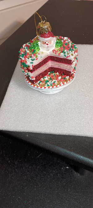 KURT ADLER-NOBLE GEMS- GLASS RED VELVET CAKE WITH STAND ORNAMENT-NEW-2025