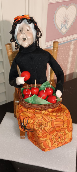 BYERS CHOICE CAROLER-HALLOWEEN-2025-WITCH IN ROCKING CHAIR.NEW