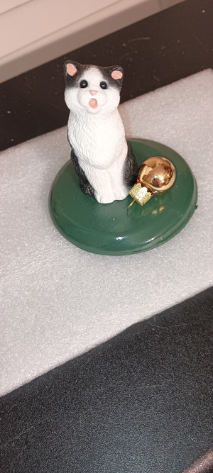 BYERS CHOICE CAT ACCESSORY-2025 MILLIE CAT WITH ORNAMENT-NEW