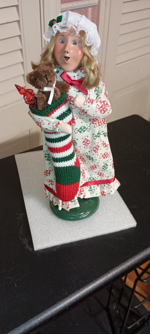 BYERS CHOICE CAROLER-STOCKING FAMILY GIRL-NEW 2025