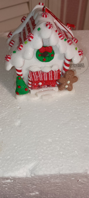 KURT ADLER- BATTERY OPERATED GINGERBREAD HOUSE ORNAMENT-AS SHOWN-NEW