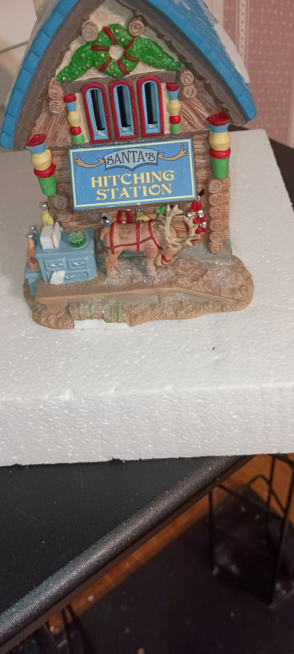 DEPT. 56 NORTH POLE VILLAGE- PORCELAIN BUILDING- LIMITED EDITION  PIEC SANTA'S HITCHING STATIONE-