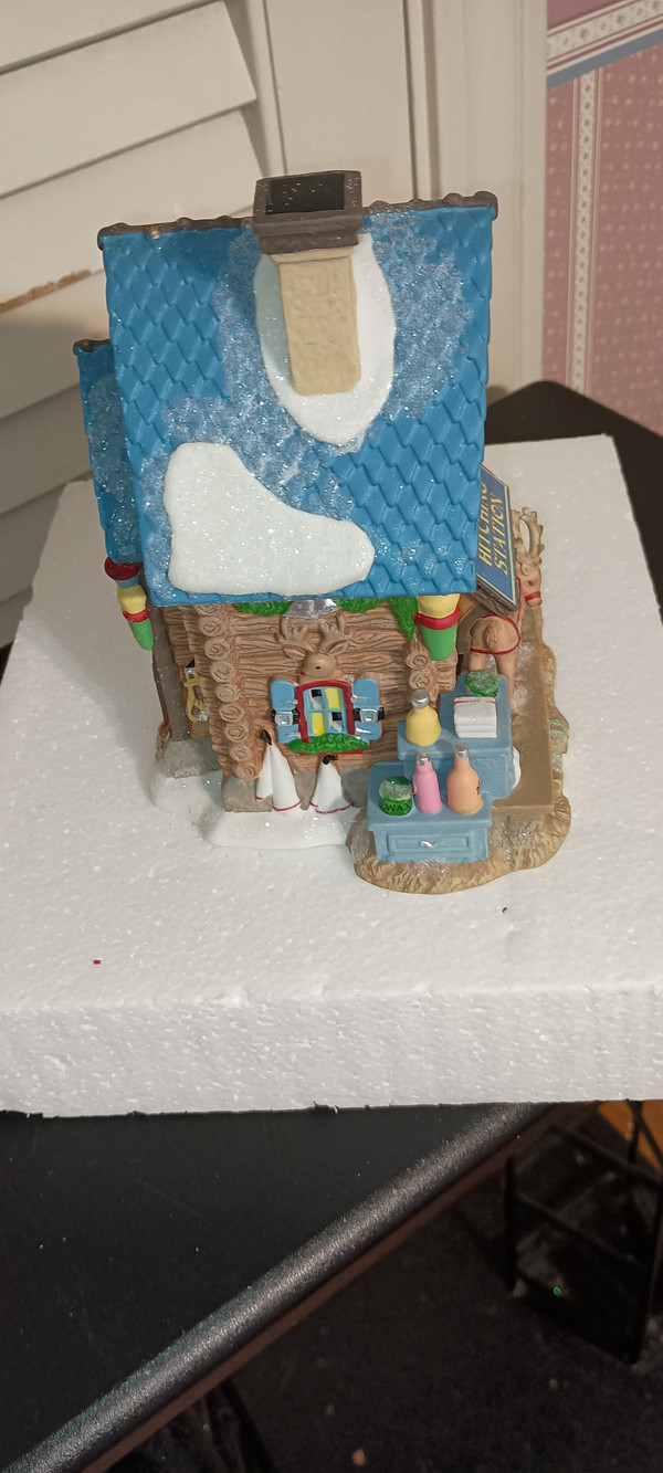 DEPT. 56 NORTH POLE VILLAGE- PORCELAIN BUILDING- LIMITED EDITION  PIEC SANTA'S HITCHING STATIONE-