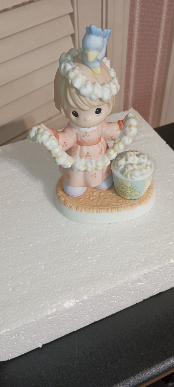 PRECIOUS MOMENTS PORCELAIN FIGURINE-THINGS ARE POPPIN AT OUR HOUSE THIS CHRISTMAS