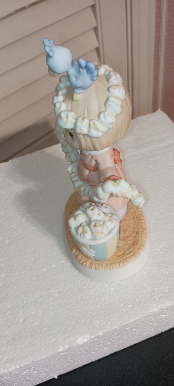PRECIOUS MOMENTS PORCELAIN FIGURINE-THINGS ARE POPPIN AT OUR HOUSE THIS CHRISTMAS