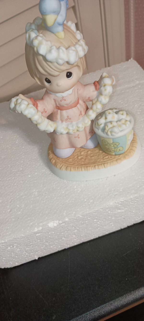 PRECIOUS MOMENTS PORCELAIN FIGURINE-THINGS ARE POPPIN AT OUR HOUSE THIS CHRISTMAS