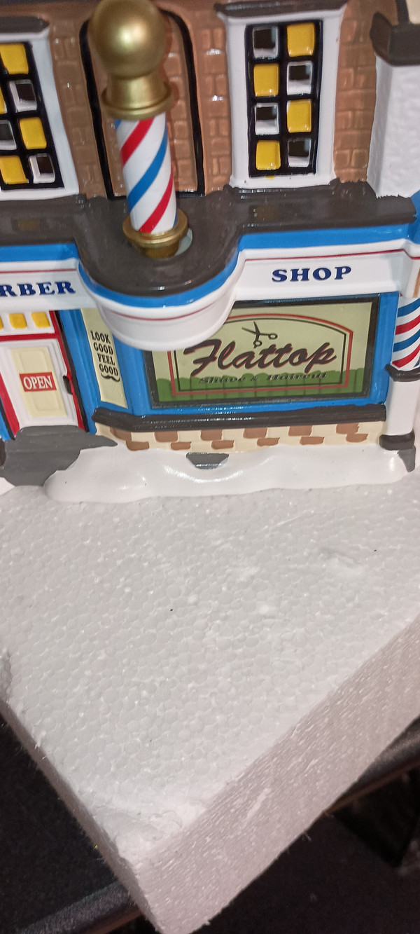 DEPT.56 SNOW VILLAGE ANIMATED FLATTOP BARBER SHOP
