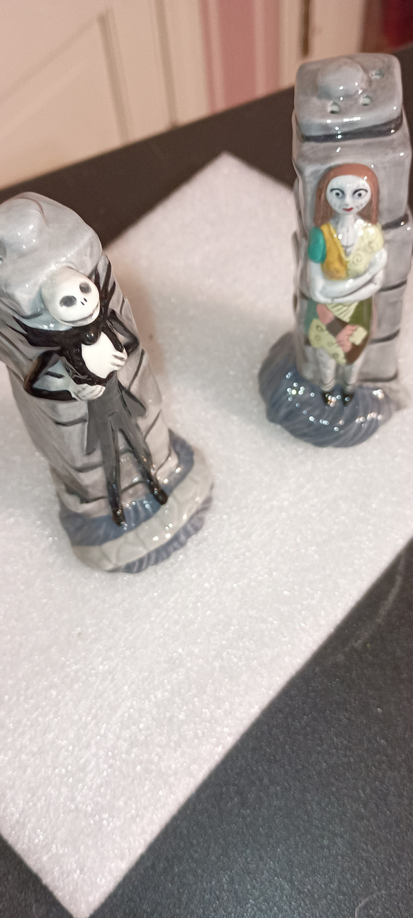 DISNEY CERAMIC SALT & PEPPER SET-JACK & SALLY FROM THE NIGHTMARE BEFORE CHRISTMAS-NEW IN BOX