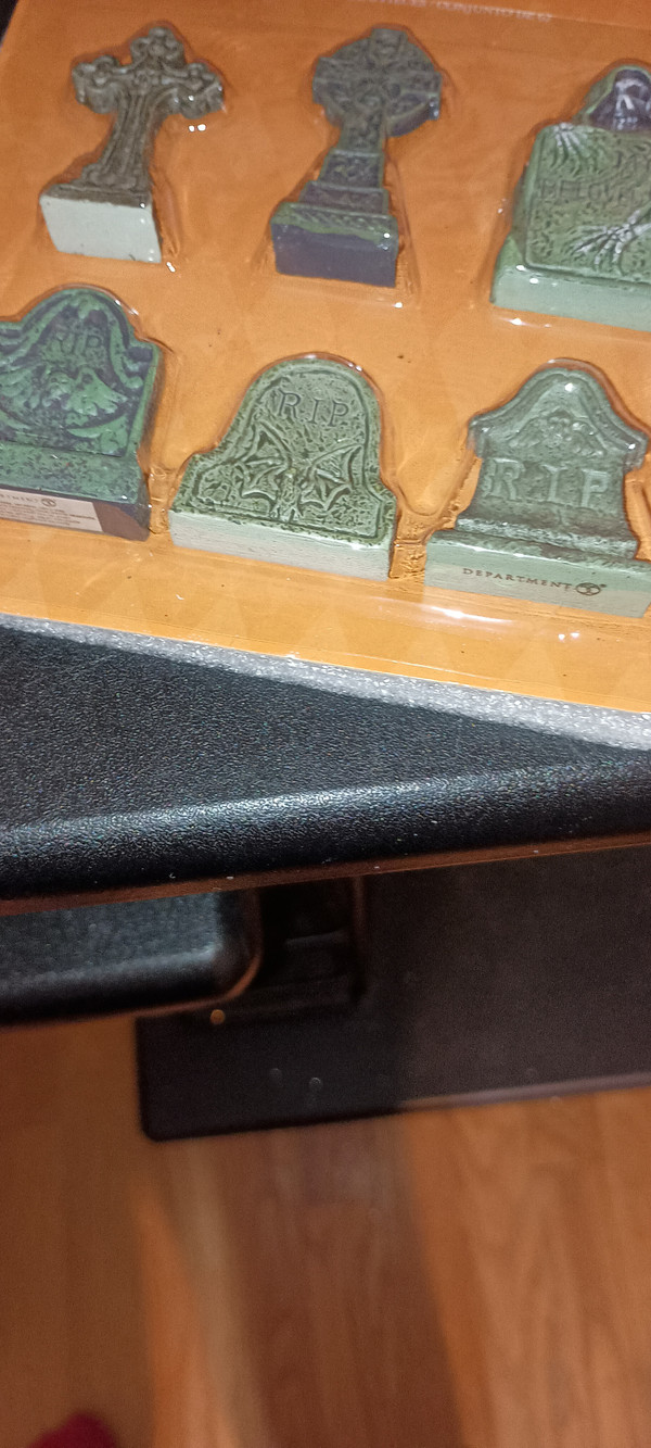 DEPT. 56 HALLOWEEN VILLAGE ACCESSORY-TOMBSTONES-NEW IN PACKAGE