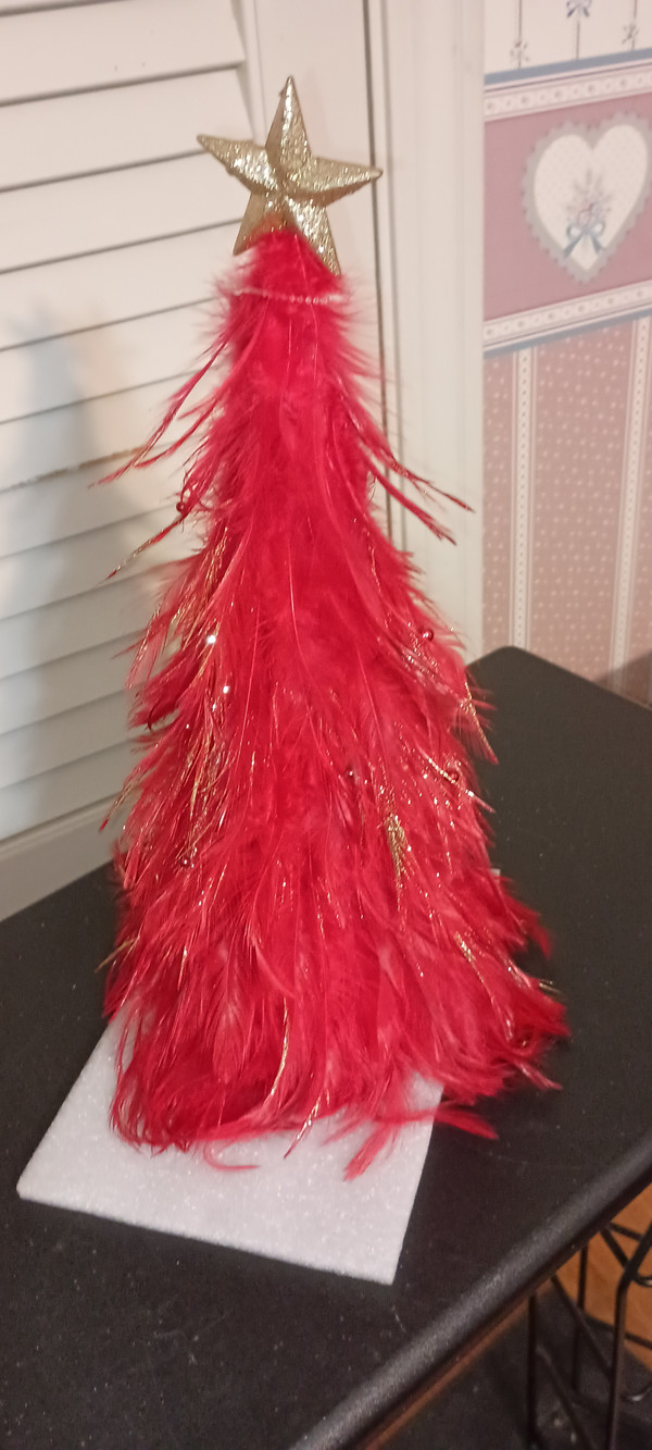 DEPT. 56 2016 CHRISTMAS BASICS LARGE RED FEATHER TREE. NEW