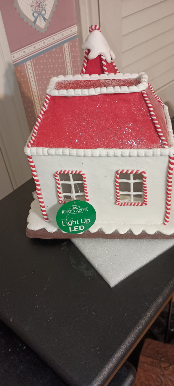 KURT ADLER 2020- BATTERY OPERATED LED GINGERBREAD HOUSE-CANDY SHOP-NEW