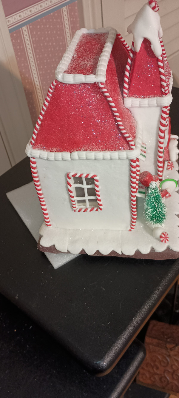 KURT ADLER 2020- BATTERY OPERATED LED GINGERBREAD HOUSE-CANDY SHOP-NEW