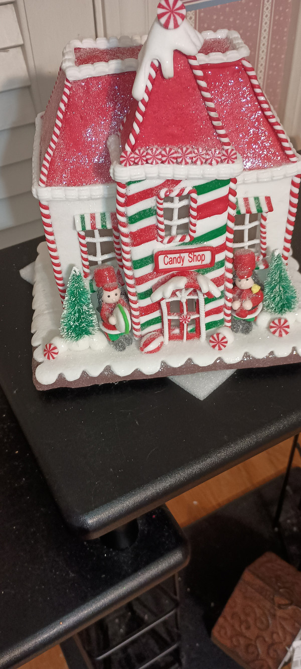 KURT ADLER 2020- BATTERY OPERATED LED GINGERBREAD HOUSE-CANDY SHOP-NEW