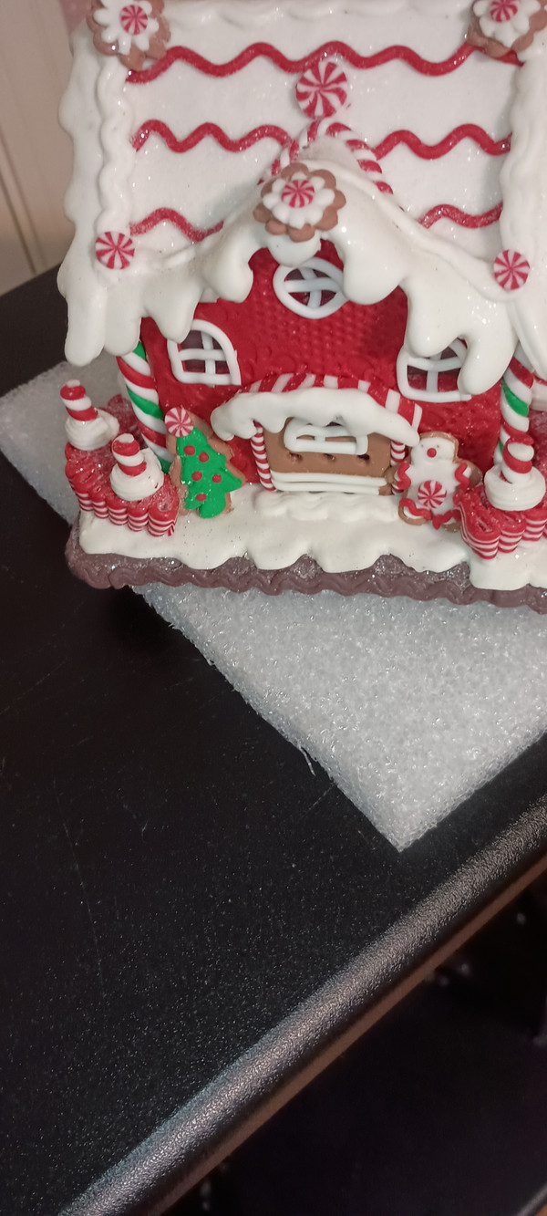 KURT ADLER 5.6" H BATTERY OPERATED RED/WHITE ICING LED GINGERBREAD HOUSE SET.NEW IN BOX
