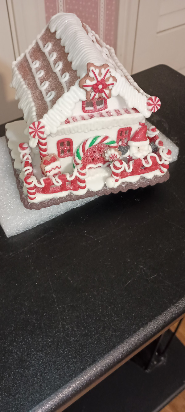 KURT ADLER 5.6" H BATTERY OPERATED RED/WHITE ICING LED GINGERBREAD HOUSE SET.NEW IN BOX