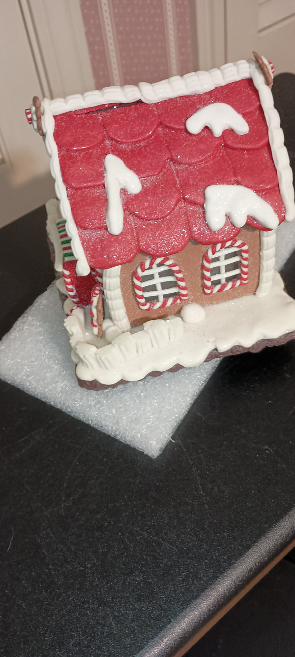 KURT ADLER 5.6" H BATTERY OPERATED RED/WHITE ICING LED GINGERBREAD HOUSE SET.NEW IN BOX