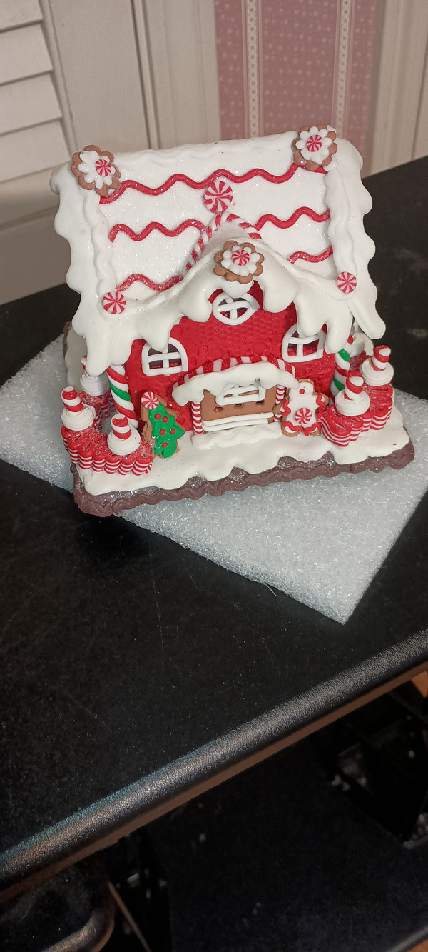 KURT ADLER 5.6" H BATTERY OPERATED RED/WHITE ICING LED GINGERBREAD HOUSE SET.NEW IN BOX