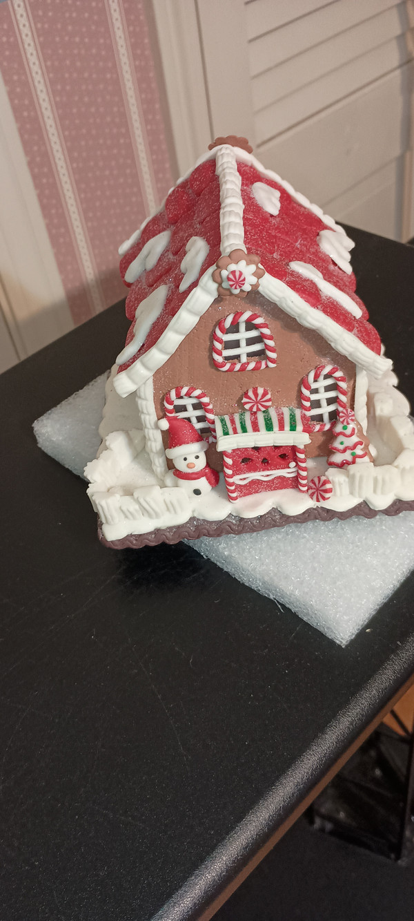 KURT ADLER 5.6" H BATTERY OPERATED RED/WHITE ICING LED GINGERBREAD HOUSE SET.NEW IN BOX