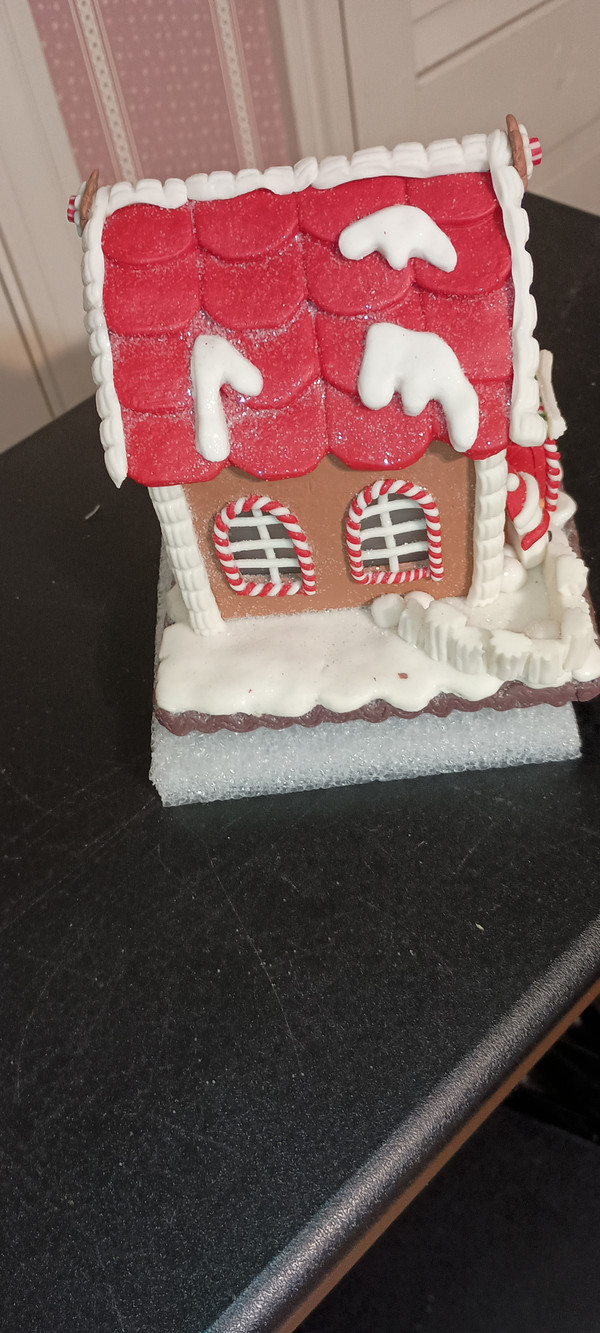 KURT ADLER 5.6" H BATTERY OPERATED RED/WHITE ICING LED GINGERBREAD HOUSE SET.NEW IN BOX