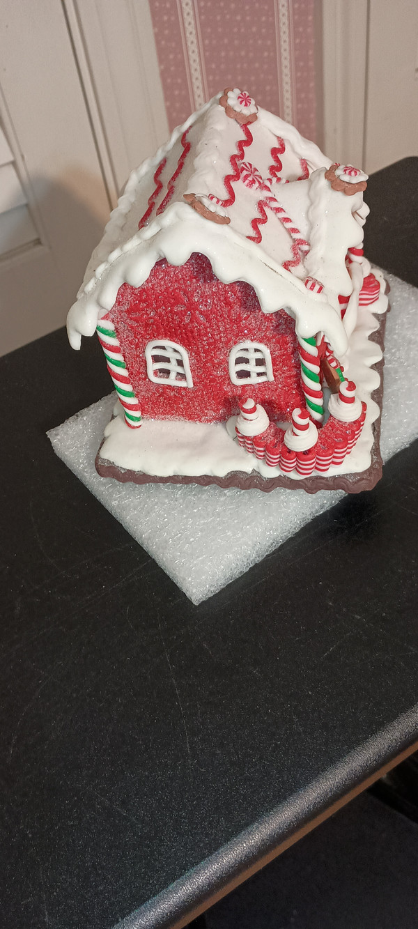 KURT ADLER 5.6" H BATTERY OPERATED RED/WHITE ICING LED GINGERBREAD HOUSE SET.NEW IN BOX
