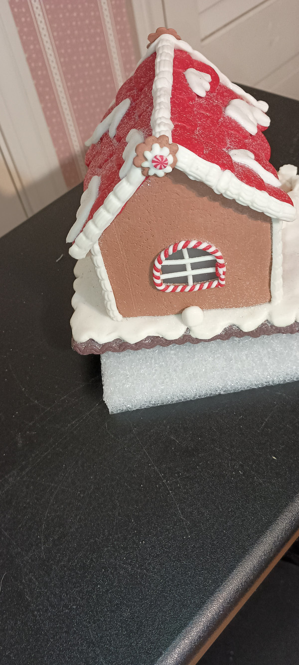 KURT ADLER 5.6" H BATTERY OPERATED RED/WHITE ICING LED GINGERBREAD HOUSE SET.NEW IN BOX