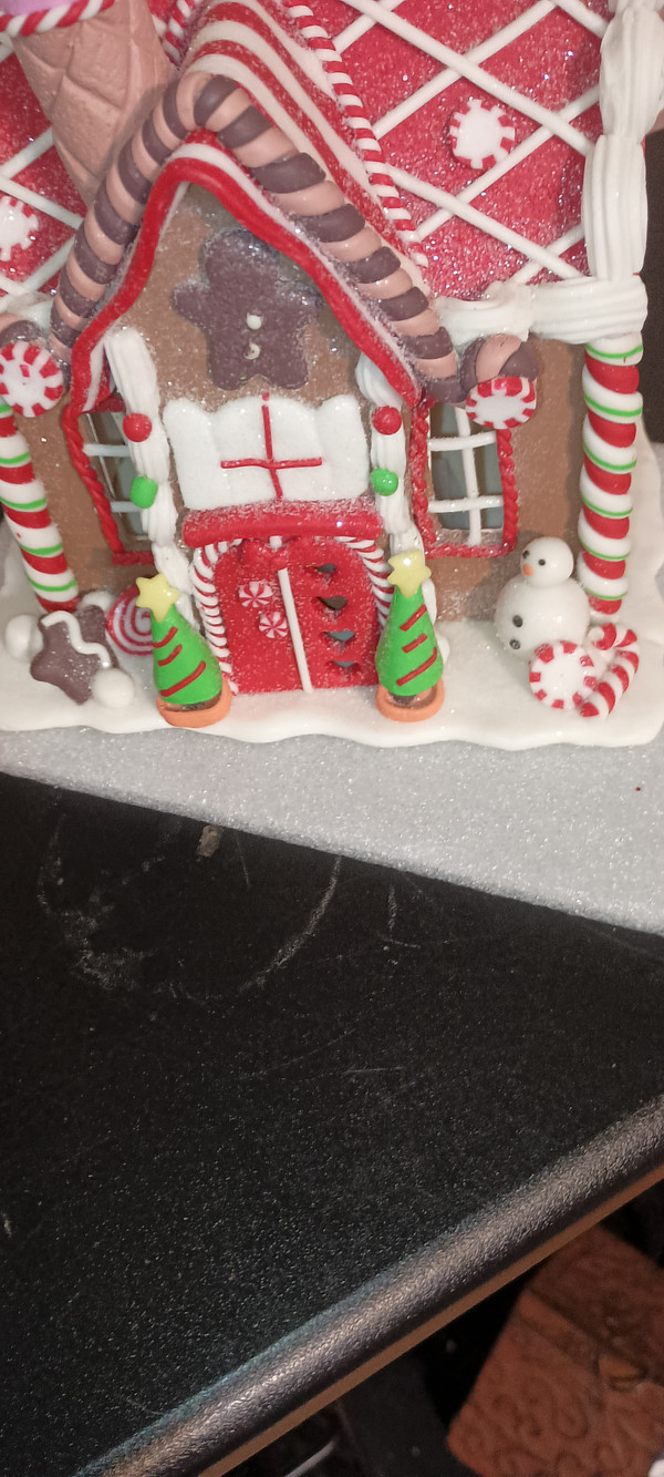 KURT ADLER 8' BATTERY OPERATED GINGERBREAD HOUSE WITH GREEN/RED ACCENTS-NEW.