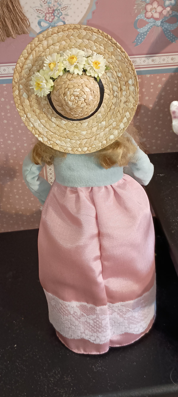 BYERS CHOICE 2022 CAROLER-SPRING LADY-NEW